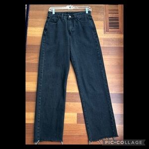 ♦️Distressed black straight leg jean